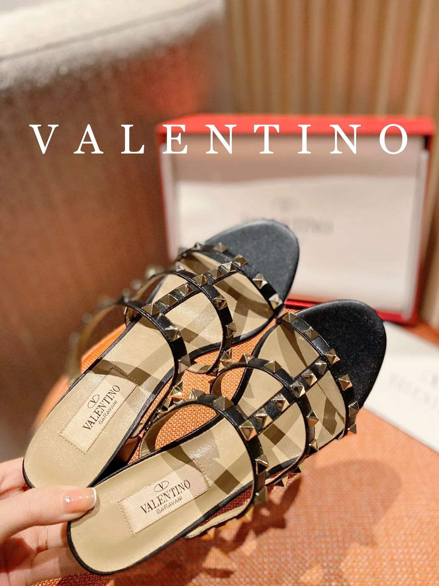 👟👟Ex-factory price 440👟👟 Women's clothing, high-end quality 𝑉𝐴𝐿𝐸𝑁𝑇𝐼𝑁𝑂 Valentino ♡ͥ | Level🔍 The classic King flip flops are also so beautiful. The textured hardware brings out a full sense of luxury. After putting it on my feet, I was shocked that my feet looked slimmer! The new season lives up to expectations! Worth buying ★Imported cowhide is absolutely high-grade ❥Original method is absolutely sensual ❥Elegant style creates a different feeling🙈 Simple temperament style!  ♡ show bdetails ———————————— ⊿▸: Size｜35-40 (customized at 40.41.42) ⊿▸: Material｜Imported cowhide ⊿▸: Material | Padded sheepskin ⊿▸: Material | Italian🇮🇹 genuine leather outsole ⊿▸: Heel height｜6cm